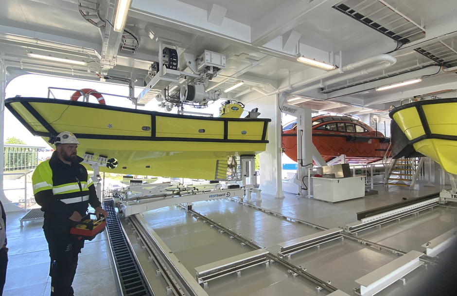 Vestdavit's largest Mission Bay Handling System aboard the Nexans Aurora | © Vestdavit A person is controling the automatic Mission Bay Handling System | © Vestdavit