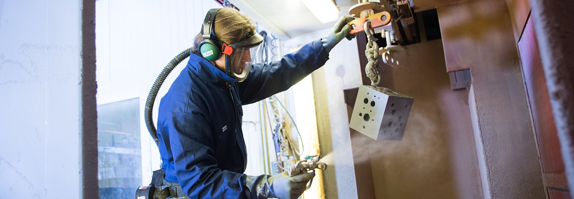 Bilde av prosess der ventilblokk blir malt